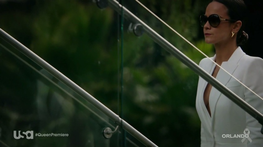 Alice Braga buttocks are visible