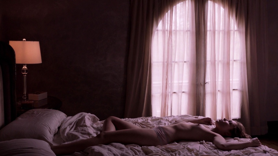 Lili Simmons no panties