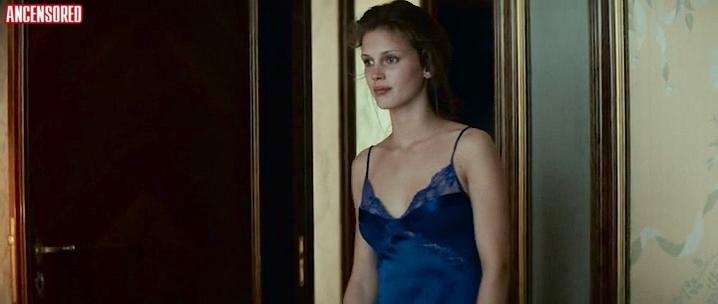 Marine Vacth no panties