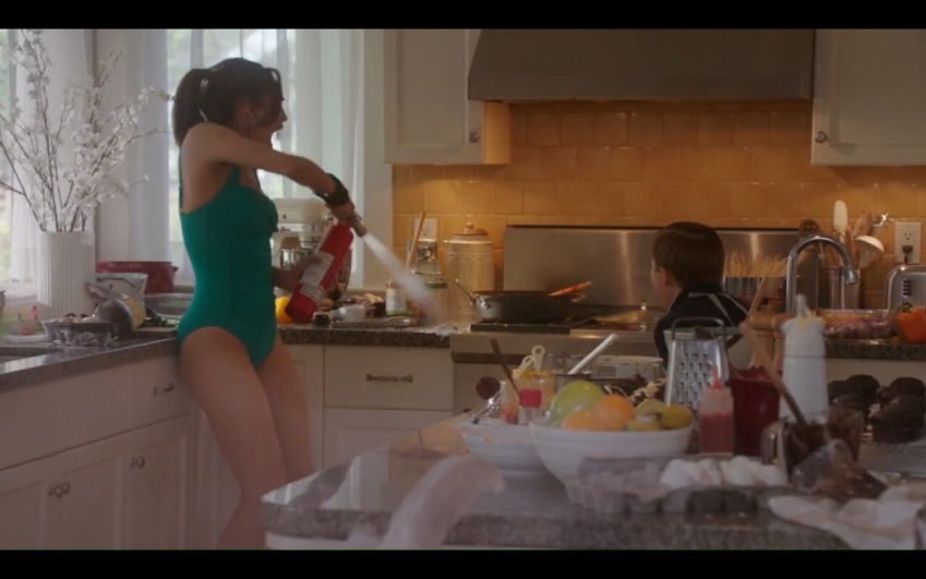 Sofia Carson no panties