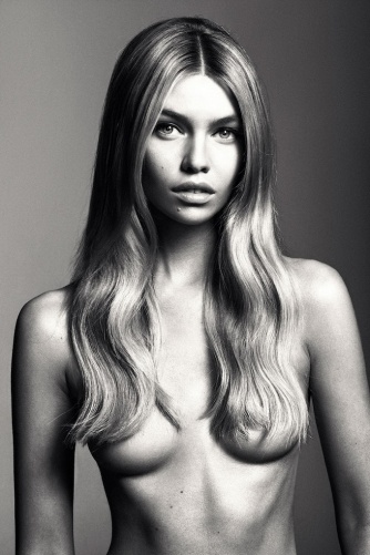 Stella Maxwell boobs are visible